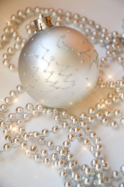 Grijze Kerstbal Kerstboom Glanzende Bal Metallic Kleur Decoraties Voor Vakantie — Stockfoto