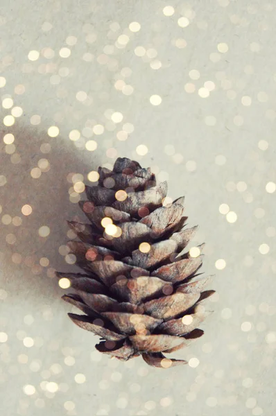Fir Cone Γκρι Φόντο Χριστουγεννιάτικο Bokeh Νέο Έτος — Φωτογραφία Αρχείου
