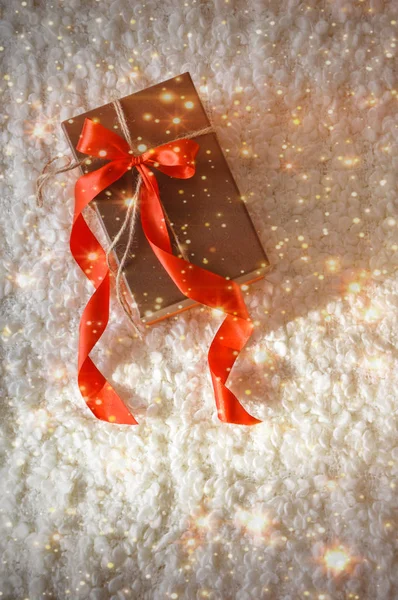 Κουτί Δώρου Κόκκινη Κορδέλα Λευκό Φόντο Προετοιμασία Για Νέο Έτος — Φωτογραφία Αρχείου