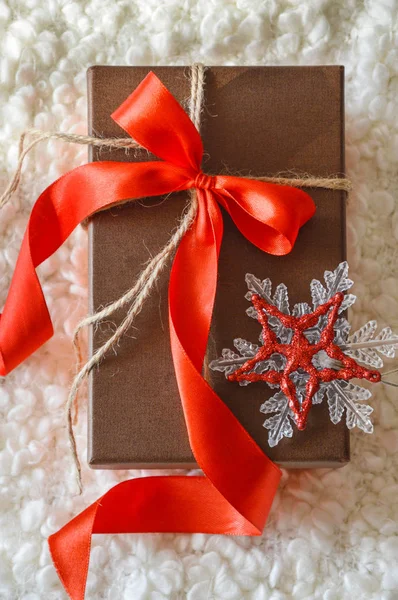 Beautiful Gift Box Red Ribbon Box Gift White Cozy Plaid — ストック写真