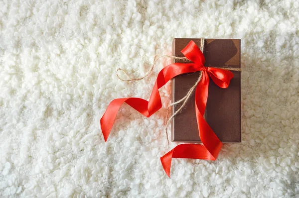 Όμορφο Κουτί Δώρου Κόκκινη Κορδέλα Κουτί Για Δώρο Λευκό Άνετο — Φωτογραφία Αρχείου