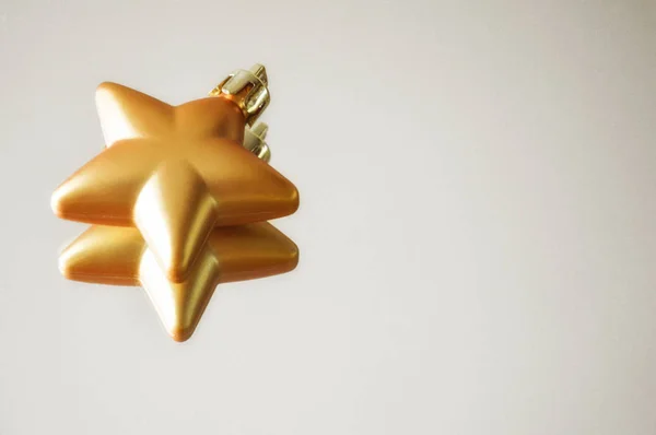 在镜子上有一个褐色星星形状的圣诞玩具 圣诞节 — 图库照片
