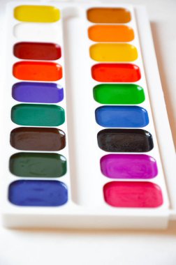 Suluboya. Beyaz arka planda parlak renkler. sanatçılar için aksesuarlar, yaratıcılık.