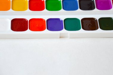 Suluboya. Beyaz arka planda parlak renkler. sanatçılar için aksesuarlar, yaratıcılık.