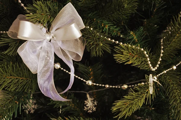 Kerstmis Nieuwjaar Fijne Vakantie Kerstboom Met Witte Versieringen Kralen Een — Stockfoto