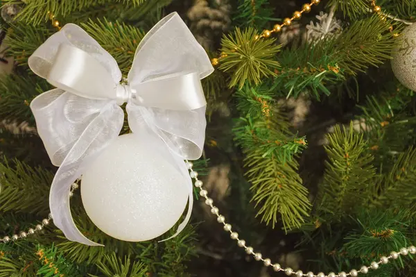 Χριστούγεννα Και Πρωτοχρονιά Καλές Γιορτές Χριστουγεννιάτικο Δέντρο Λευκή Διακόσμηση Χάντρες — Φωτογραφία Αρχείου