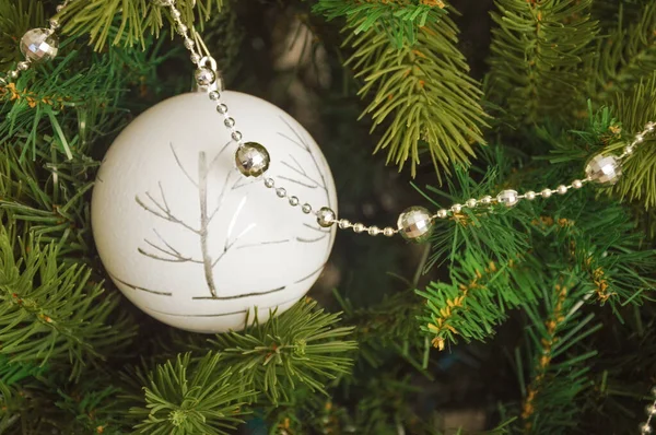 クリスマスと新年 お休みなさい 白い飾りのクリスマスツリー ビーズ 弓とクリスマスボール — ストック写真