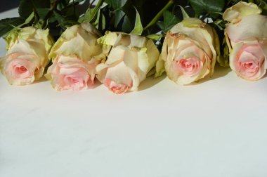 Güzel, narin bir buket çiçek. Düğün dekorasyonu. Güller soluk pembe.