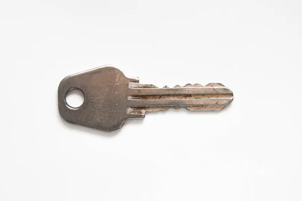 Κλειδί Της Εξώπορτας Μεταλλικό Κλειδί Λευκό Φόντο — Φωτογραφία Αρχείου