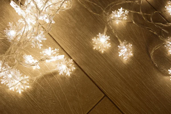 Yeni yıl, Noel. Tatil için tasarım. Çelenk, kar taneleri. Tasarım için arkaplan. 