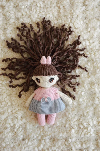 El yapımı bebek. Dekoratif oyuncak. Çocuklar için güzel örülmüş bir oyuncak. Kızım. ev konforu.