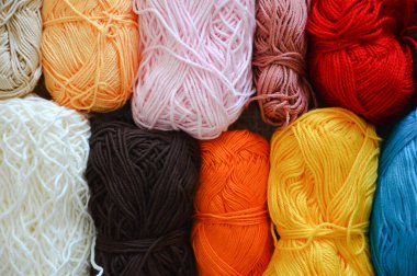 Çok renkli bir iplik. Örgü ve örgü örmek için iplikler. Güzel bir skein. Tasarım için arkaplan.