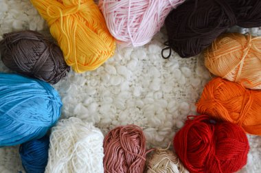 Çok renkli bir iplik. Örgü ve örgü örmek için iplikler. Güzel bir skein. Tasarım için arkaplan.