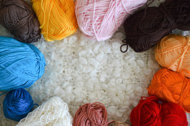 Çok renkli bir iplik. Örgü ve örgü örmek için iplikler. Güzel bir skein. Tasarım için arkaplan.