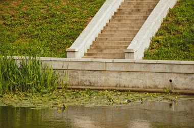Şehrin merdivenleri. Nehrin yanındaki park..