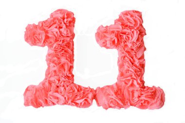 Kağıttan yapılmış bir numara. Beyaz arkaplandaki hassas numaralar.