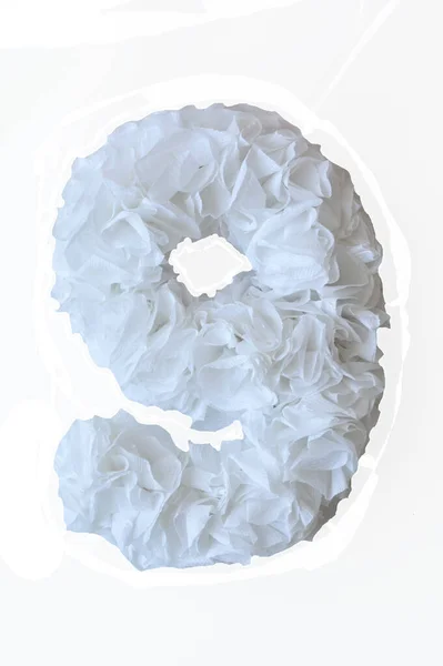 Kağıttan yapılmış bir numara. Beyaz arkaplandaki hassas numaralar.