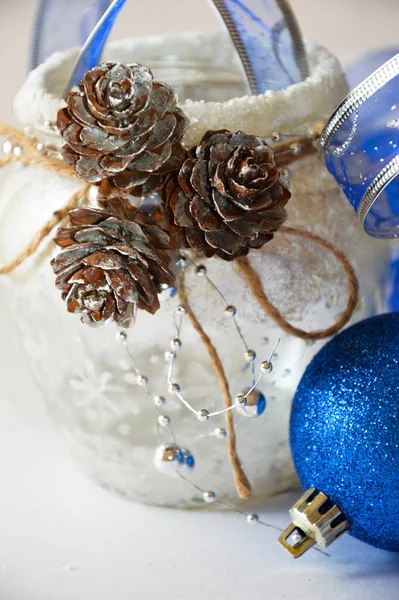 크리스마스와 선물이야 장식들 전나무 원추체 — 스톡 사진