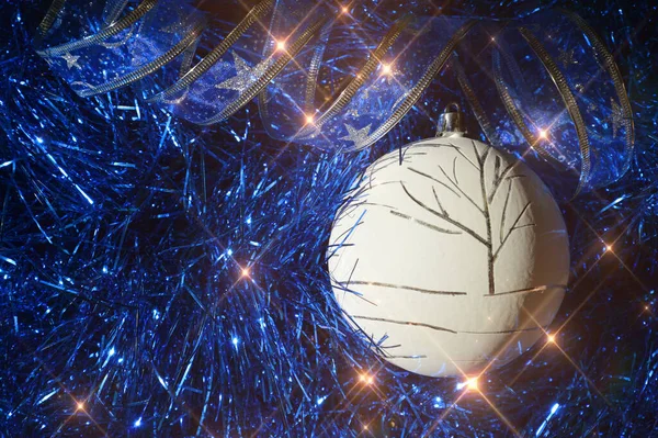 Tinsel Bleu Brillant Une Boule Noël Blanche Décoration Pour Noël — Photo