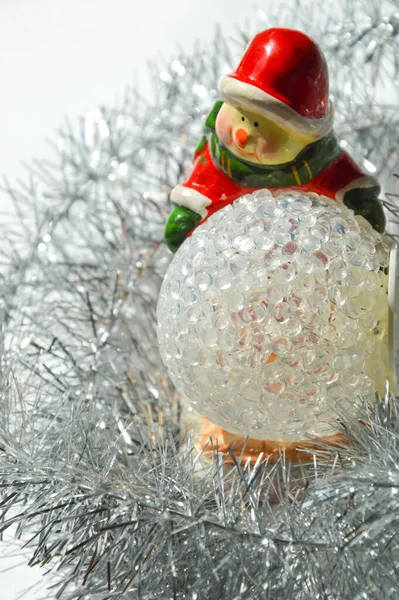 Figura Świętego Mikołaja Świąteczną Piłką Szare Błyszczące Świecidełka Białym Tle — Zdjęcie stockowe