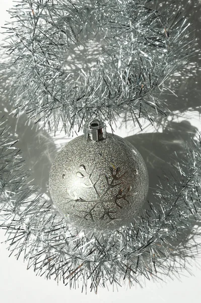 Bolas Grises Navidad Hermoso Oropel Brillante Decoración Para Celebración Feliz —  Fotos de Stock