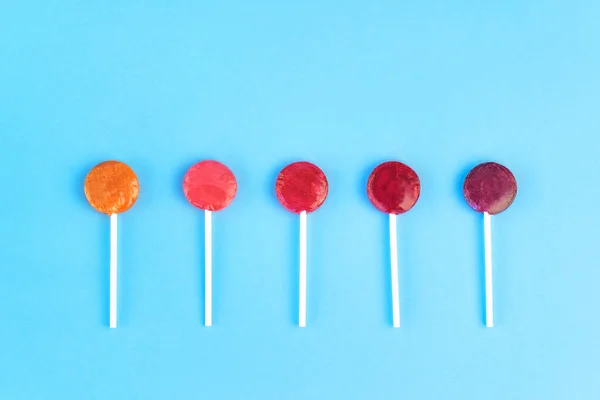 lolipop şeker diş şeker mavi zemin üzerine