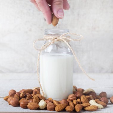 fındık badem ve badem süt beyaz arka plan kare