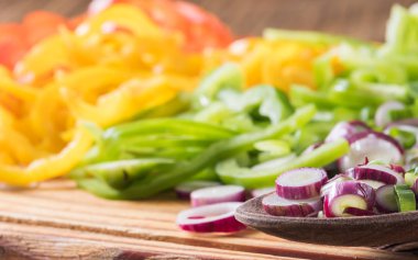 yeşil soğan ve kırmızı, yeşil ve sarı biber julienne içinde kesmek