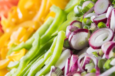 yeşil soğan ve kırmızı, yeşil ve sarı biber julienne içinde kesmek