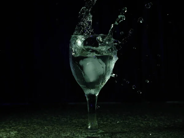 Imagem Movimento Congelada Gelo Caindo Copo Com Bebida Que Derrama — Fotografia de Stock