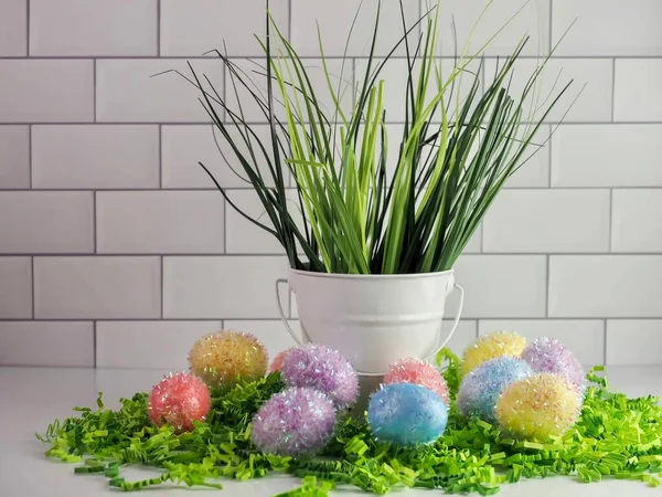 Пасхальные Яйца Зеленая Трава Белом Ведре Внутренняя Пасха Весенний Декор — стоковое фото