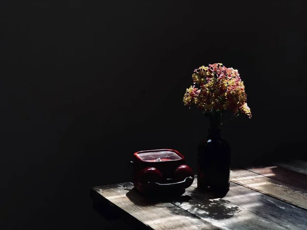 이라는 Lantana Camara 어두운 빈티지 소박한 테이블에 — 스톡 사진