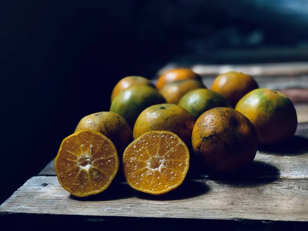 Frisches Orange Auf Leerem Alten Holzbrett Mit Platz Für Ihre — Stockfoto
