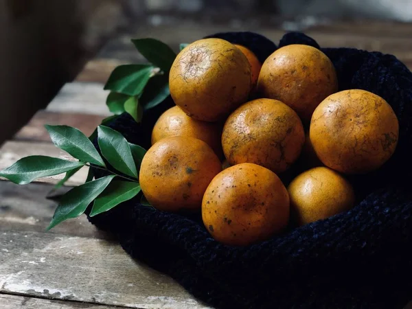 Naranja Fresco Sobre Tabla Madera Vieja Vacía Con Espacio Para — Foto de Stock