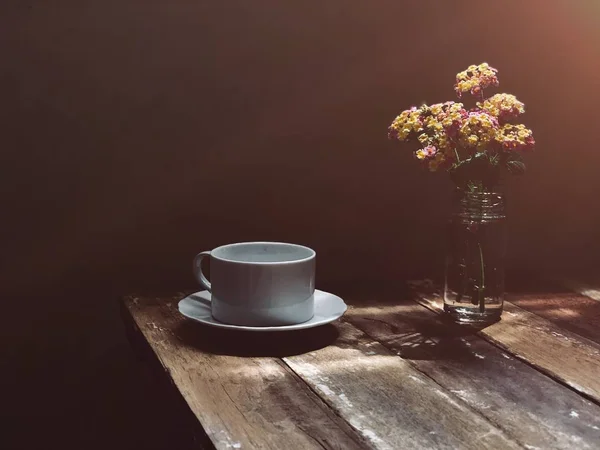Tasse Und Untertasse Mit Vase Und Strauß Auf Dem Tisch — Stockfoto