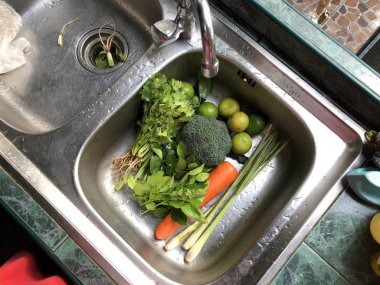 evye taze yeşil sebze ve havuç ile