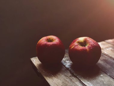 iki olgun nektarin ahşap masa kenar