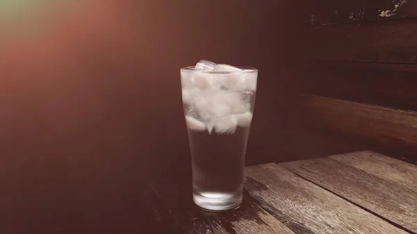 Verre Eau Froide Avec Des Cubes Frais Sur Une Table — Photo