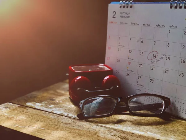 Kalender Med Väckarklocka Och Glasögon Träbord — Stockfoto