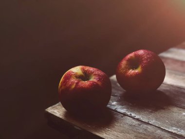 iki olgun nektarin ahşap masa kenar