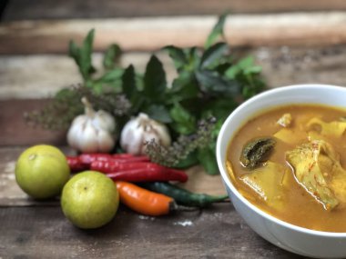 ahşap masa yüzeyi sebze ve pişmiş sıcak çorba plaka kase  