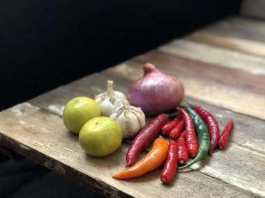 Ahşap Masa yüzeyinde çiğ taze sebzeler