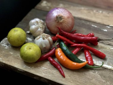 Ahşap Masa yüzeyinde çiğ taze sebzeler