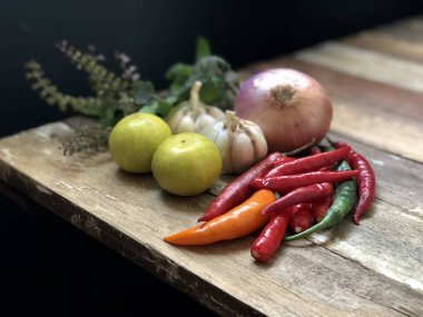 Ahşap Masa yüzeyinde çiğ taze sebzeler