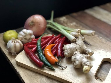 kesme tahtası ile ahşap masa yüzeyinde farklı taze sebzeler