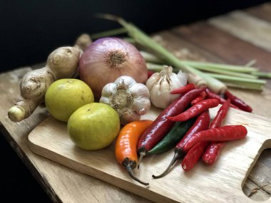 kesme tahtası ile ahşap masa yüzeyinde farklı taze sebzeler