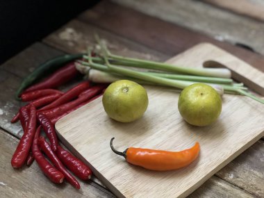 kesme tahtası ile ahşap masa yüzeyinde farklı taze sebzeler