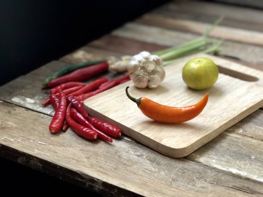 Ahşap Masa yüzeyinde farklı taze sebzeler 