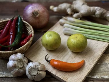 kesme tahtası ile ahşap masa yüzeyinde farklı taze sebzeler