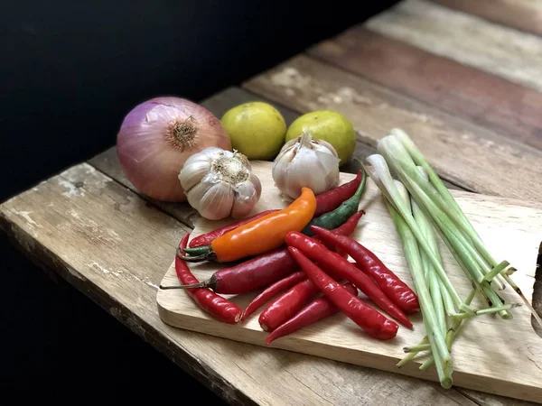 kesme tahtası ile ahşap masa yüzeyinde farklı taze sebzeler